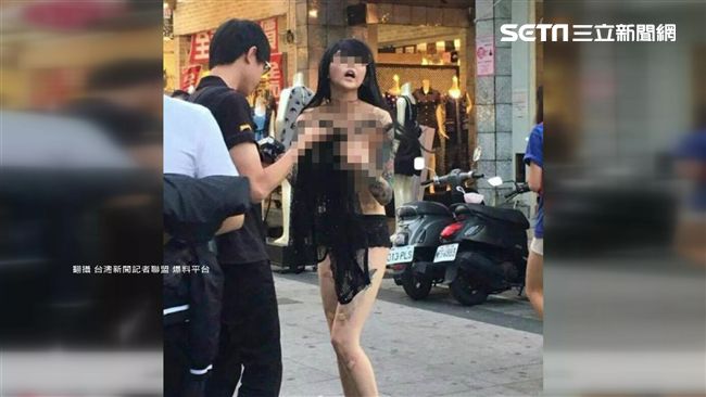 女新崛江半裸　攤販看傻：香腸都焦了