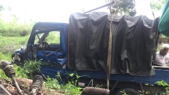 兩車對撞　貨車載10學生掉進鳳梨田