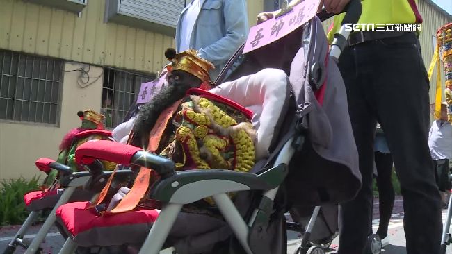 娃娃車載「神像」　夫妻推遶境喜得子
