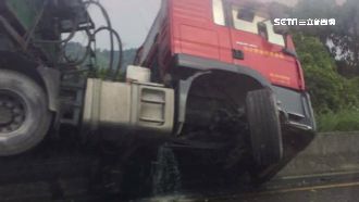 只是彎腰撿東西！砂石車撞護欄碎石噴