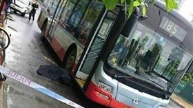 １６：９
好恐怖…女穿高跟鞋追公車　不慎跌到遭後車輾斃當場死亡
圖／翻攝自中國青年網
http://news.china.com/socialgd/10000169/20170426/30459997.html