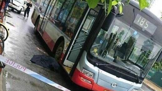 女穿高跟鞋追前車　跌倒慘遭公車輾斃