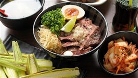 厚切牛排丼（239元／份）是初牛店內人氣最高的單品。
