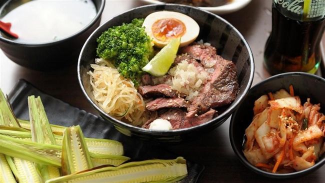 超厚的丼飯　衛浴老董排隊也要吃