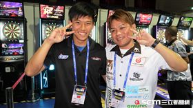 棒球小將周奕丞（左）與日本飛鏢選手竹本吉伸合影。（圖／記者王怡翔攝）