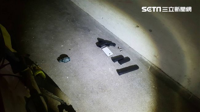曾拉動手榴彈插鞘　與警方同歸於盡