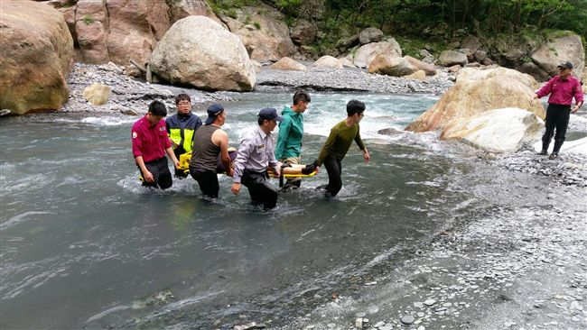 獲報溺水　消防員父親淚崩救不回愛女
