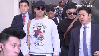 孔劉帥氣現身機場　穿鬼怪戲服離台