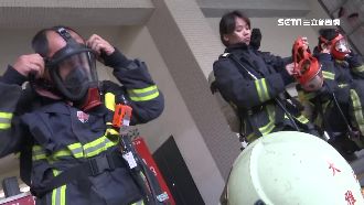 精實訓練！消防員背22公斤裝備鬥牛