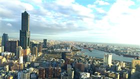 紅燈衝綠燈停？網友提出「南部式」開車論調讓網友爆怒。（圖／三立新聞）