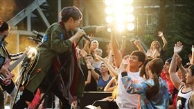 八三夭《玩滑板的孩子不會變壞》MV。（圖／固力狗娛樂）