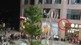 福建雜耍員失手甩出場外（圖／翻攝自梨視頻）