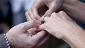 結婚 婚戒 夫妻 
https://www.flickr.com/photos/blyzz/5852336946/in/photolist-9V9KT9-aZXp12-8B6qAp-brFfDW-qfMyHX-9ypovj-A1eh-9V9Gym-9ymuav-6svUeY-9ypcgo-9V9YzJ-9V6UiM-moMZAT-aBSbKt-9JGivz-9V6VRt-41cLjb-6NCS1P