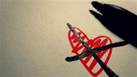 離婚　分手　示意圖
https://www.flickr.com/photos/95425345@N06/8701315014/in/photolist-dYLYZU-7wihJj-dg6UoE-di3QEp-dxBFdD-ds91tX-dfJnmQ-hvLUUv-dQGLh5-ovEj71-6Zkty4-6Btyp2-5etEA3-73Tq1T-87H52k-FvKyg6-G82taE-FkXL