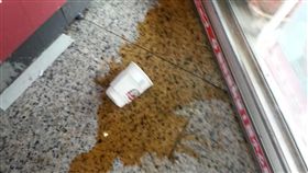 16：9超商奇葩又一樁　不能換拿鐵怒灑咖啡