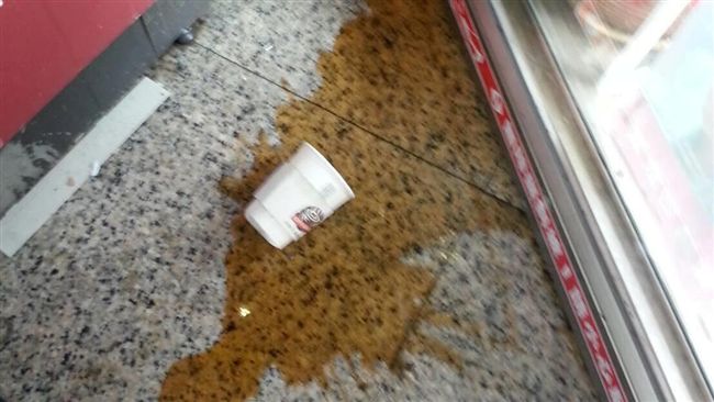 換拿鐵遭拒　她「手滑」讓咖啡灑一地