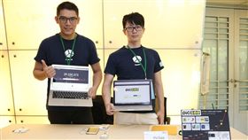 皮克看見前進矽谷 挑戰網媒擴散力
兩位大學生方選(左)和吳振和(右)研發PicSee(皮克看
見)運用影像大霸屏和自創縮圖網址等技術，提升1.5倍
的按讚數，台灣前十大網紅中有7人都是靠此技術提升
獲利。(圖工研院提供)中央社記者韋樞傳真 106年5月1日