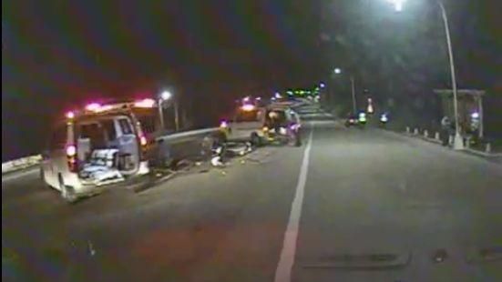 騎BWS三貼載兩妹　少年撞轎車身亡
