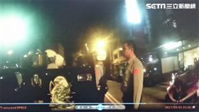 台灣紋身職業總工會理事長李耀鳴悍馬車遭檢舉違停，他去而復返還重踩油門，並與警方拉扯後遭逮（翻攝畫面）