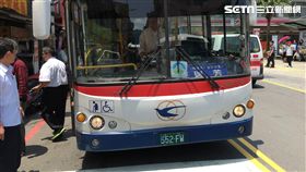 麥女酒後欲穿越瑞芳火車站前馬路遭公車擦撞捲入車底，所幸人僅有四肢擦傷，救護人員將她送往基隆長庚救治（翻攝畫面）