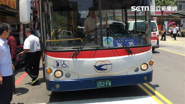 過馬路遭公車追撞　醉婦爬出車底脫困