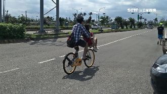 女友坐置物籃　情侶騎OBIKE挨轟