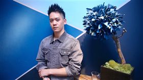 26歲演員李淳在懸疑推理國片「目擊者」飾演陰沉暴力警察「阿緯」，先拍後段黑暗重頭戲，直呼演得很過癮，但後來拍假裝「正常」警察時心裡有點慌，要隱瞞真實自己好難。
