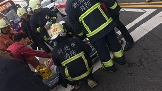 疑視線死角　老翁捲入公車車底