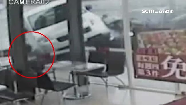 差1公分！車撞超商　奇蹟飛閃咖啡男