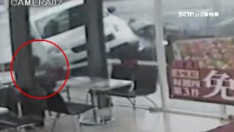 差1公分！車撞超商　奇蹟飛閃咖啡男