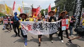 苦行工鬥　凱道會師
工鬥團體4月13日從高雄勞工公園出發，透過行腳行動方式，踏過從南到北的行政區，向基層勞工宣傳年金基本保障的理念，歷經19天行走，1日先行在行政院前召開記者會，中午左右抵達終點凱道。
中央社記者鄭傑文攝　106年5月1日