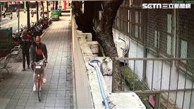 「紅鞋大盜」洪奇峯三月內偷遍台北市各大行政區，敲破車窗後竊取車內財物，警方循線將他約談到案，並在他身上搜出毒品（翻攝畫面）