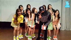 南韓女團DIA慰問表演巧遇BIGBANG成員T.O.P。（圖／翻攝自V LIVE）