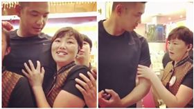 黑人被熱情大姐掐奶(圖/翻攝自黑人臉書)