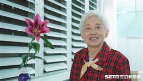 84歲的王老媽媽髖骨骨折坐輪椅，接受骨骼製造的骨鬆治療方式後，已能靠著枴杖輔助自由行走。（圖／公關照）