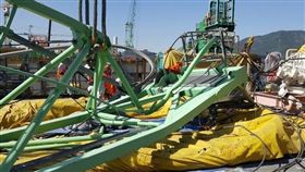 三星重工造船廠倒塌意外　起重機釀5死18傷（圖／翻攝攝自韓民族日報）