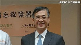 ▲林口長庚醫院院長鄭明輝（左）與台北科技大學校長姚立德（右）簽訂學術合作備忘錄。（圖／楊晴雯攝）