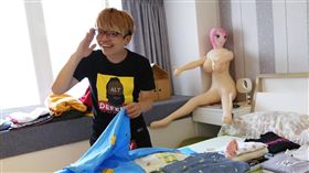 ▲蔡阿嘎認真做家事。（圖／翻攝自蔡阿嘎臉書）