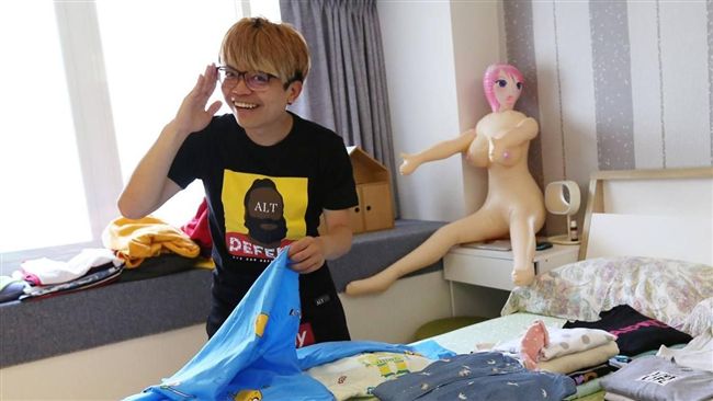 沙發上抓包！蔡阿嘎帶全裸美女回家