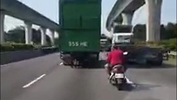 狂！機車飆上國道　沒安全帽還鑽車縫