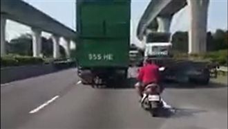 狂！機車飆上國道　沒安全帽還鑽車縫