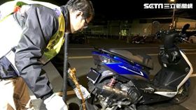 環保局稽查人員進行改裝車噪音檢測（新北市環保局提供）