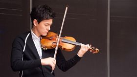 拿起琴之後一改靦腆青澀的笑容，氣勢非同一般。