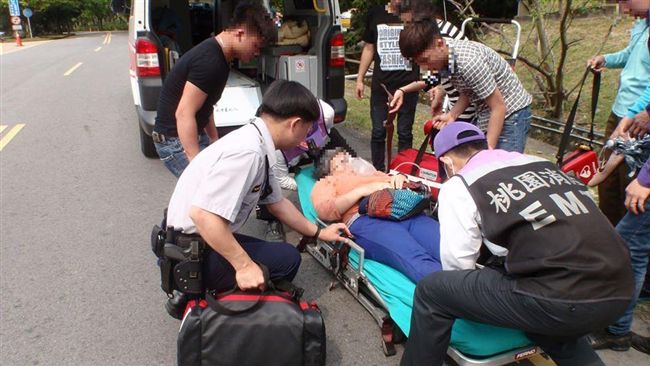 登山心臟病發　警消合力將老婦抬下山