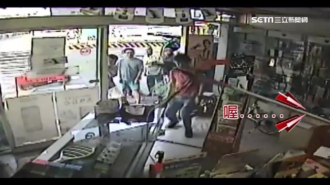 通訊行竄出眼鏡蛇　女老闆驚聲尖叫