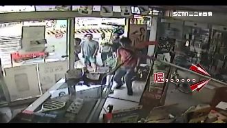 通訊行竄出眼鏡蛇　女老闆驚聲尖叫