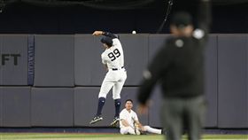 ▲洋基中外野手Ellsbury接殺後跌坐地上，將球拋給右外野手Judge，造成就了藍鳥Goins的2分打點高飛犧牲打。（圖／美聯社／達志影像）