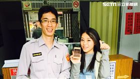 彭女誤將男友求婚戒遺留在計程車上，焦急前往派出所尋求協助，警方調閱監視器畫面替她尋回鑽戒（翻攝畫面）