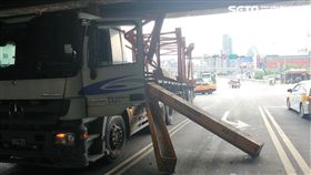 朴男駕駛曳引車疑因未注意限高，行經高速公路涵洞下方時，拖板上貨物整個卡住，鋼筋還因此掉落，砸中一旁的銀色轎車（翻攝畫面）