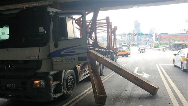 曳引車自撞卡涵洞　鋼條砸毀一旁轎車